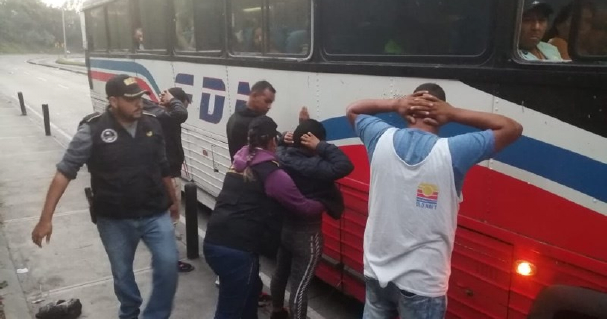 Migrantes detenidos en operativo policial © Ministerio de Gobernación de Guatemala