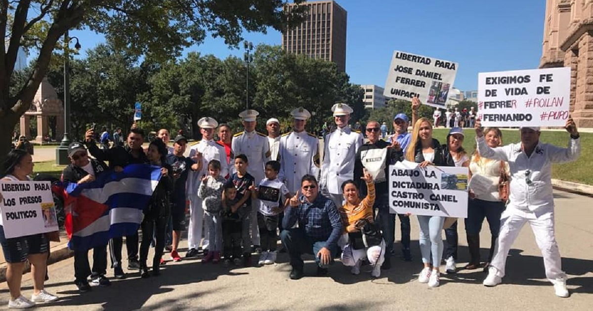 Cubanos en Austin, Texas, piden libertad para José Daniel Ferrer. © Twitter/@anabelkisfg