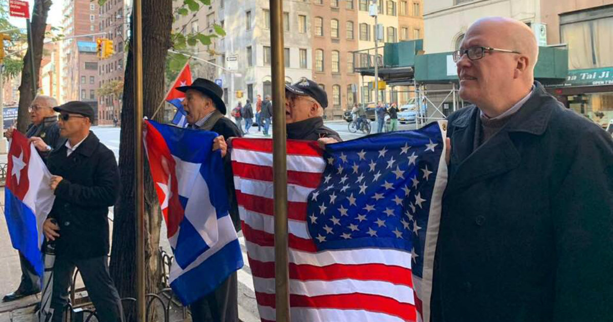 Cubanos reunidos frente a la sede diplomática de la isla en la ONU, Nueva York © Facebook / Orlando Guitiérrez