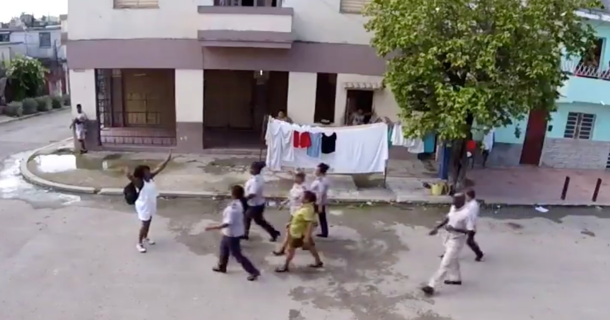 Arresto de Berta Soler en La Habana. © Captura de pantalla de video en Twitter de Ángel Juan Moya