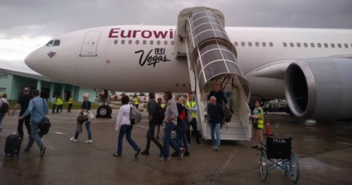 Avión de Eurowing a su llegada a Santa Clara © CMHW/ Beatriz Hernández García
