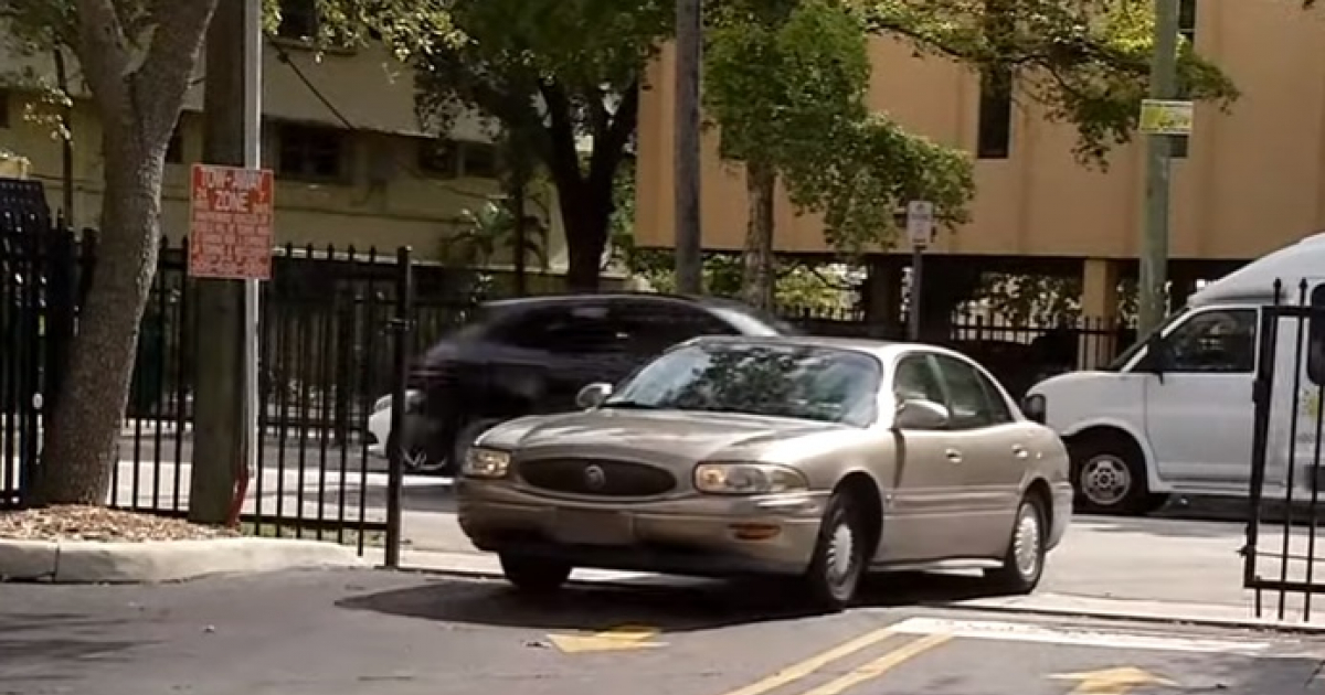 Auto entra en el bloque de apartamentos donde se produjo el robo © Captura de vídeo / América Tevé