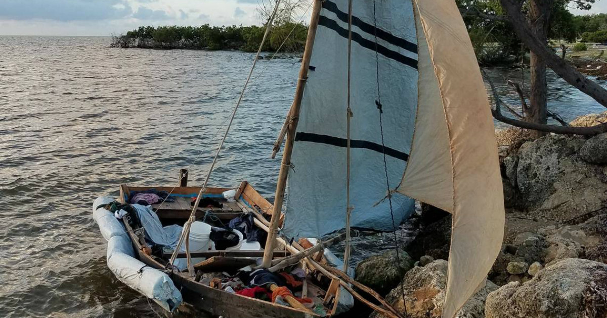 Migrantes cubanos llegan en una balsa a los Cayos de Florida - CiberCuba