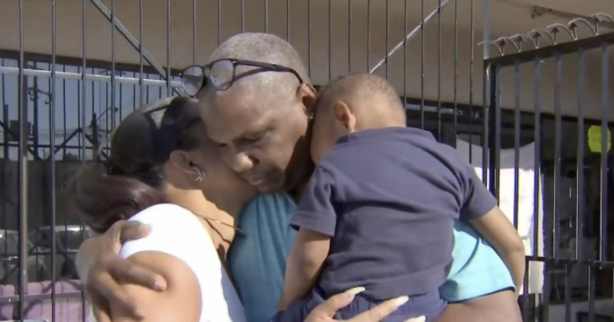 Familia de cubanos se abrazan en Tijuana © Captura de vídeo / Facebook / Mario Vallejo