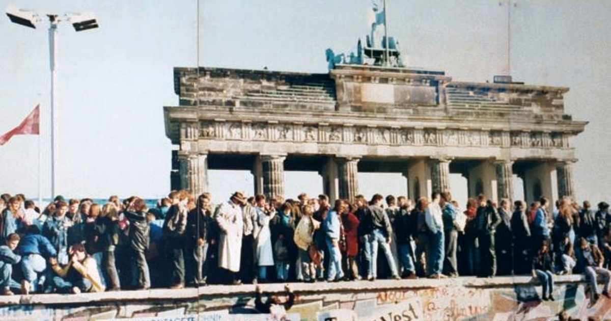 Alemanes en la Puerta de Brandeburgo, Berlín, en 1989 (imagen de referencia) © Wikimedia Commons / Senado de Berlín 