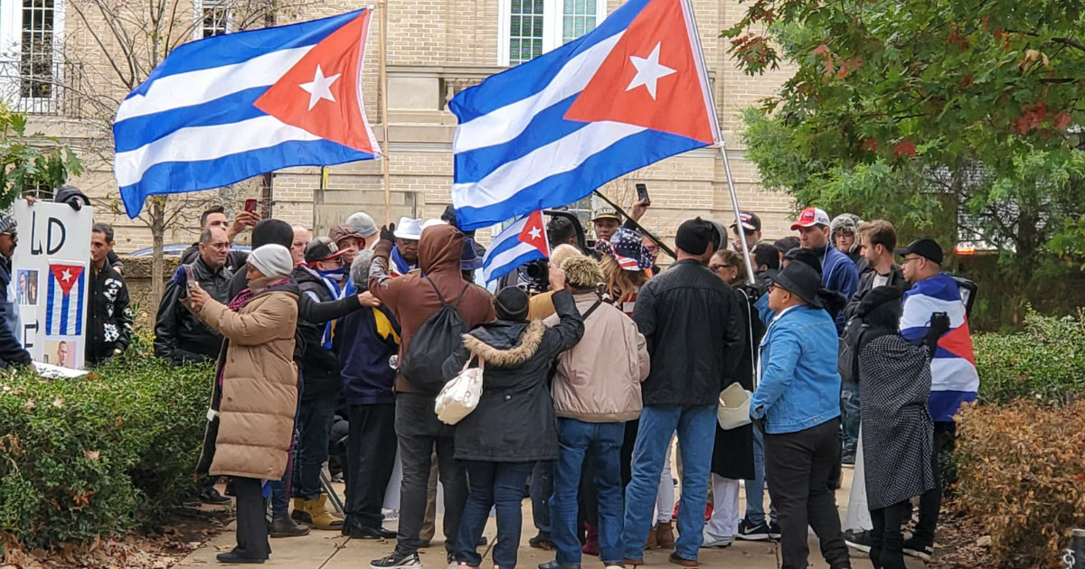 Cubanos manifestándose frente a la embajada cubana en Washington © CiberCuba