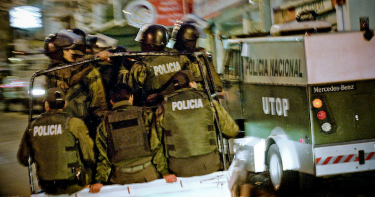 Policía boliviana (imagen referencial) © Wikimedia Commons / Joel Álvarez