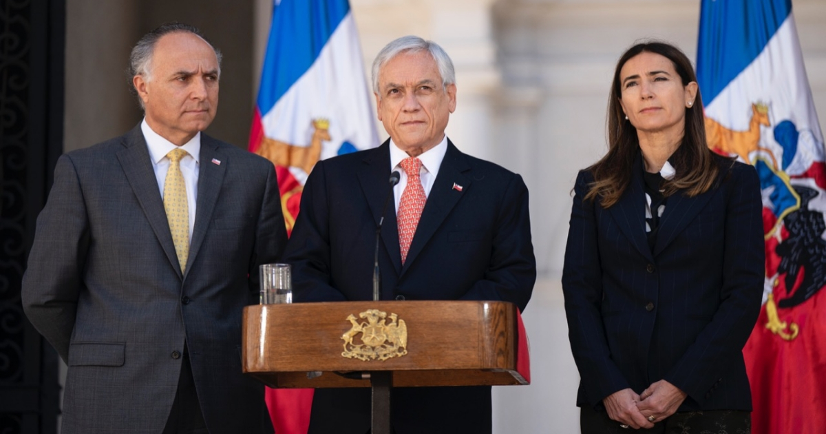 Sebastián Piñera (al centro) en una conferencia (imagen de archivo) © Facebook / Gobierno de Chile