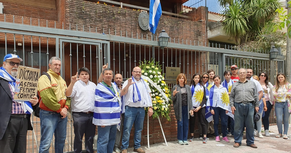 Manifestantes frente a la embajada cubana en Uruguay © Martín Elgue/Twitter