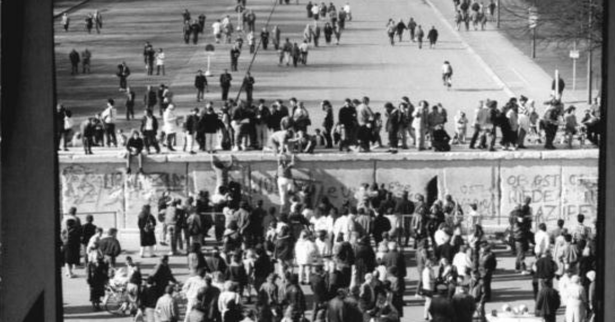 Alemanes cruzando el muro de Berlín en 1989. © Wikimedia Commons / Ralph Hirschberger