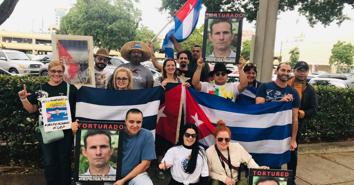 Cubanos frente al Consulado General de España en Miami © Facebook / Teoremadeuntal Suarez