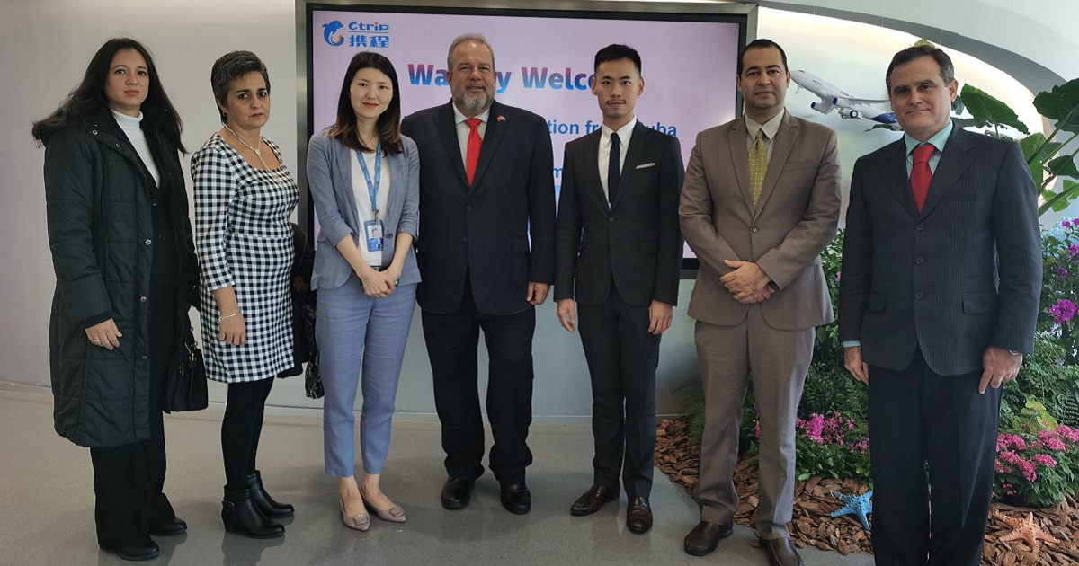 Ministro de Turismo, Manuel Marrero (centro de la imagen) se reúne con representantes de la agencia china Ctrip. © Twitter/@MMarreroCruz