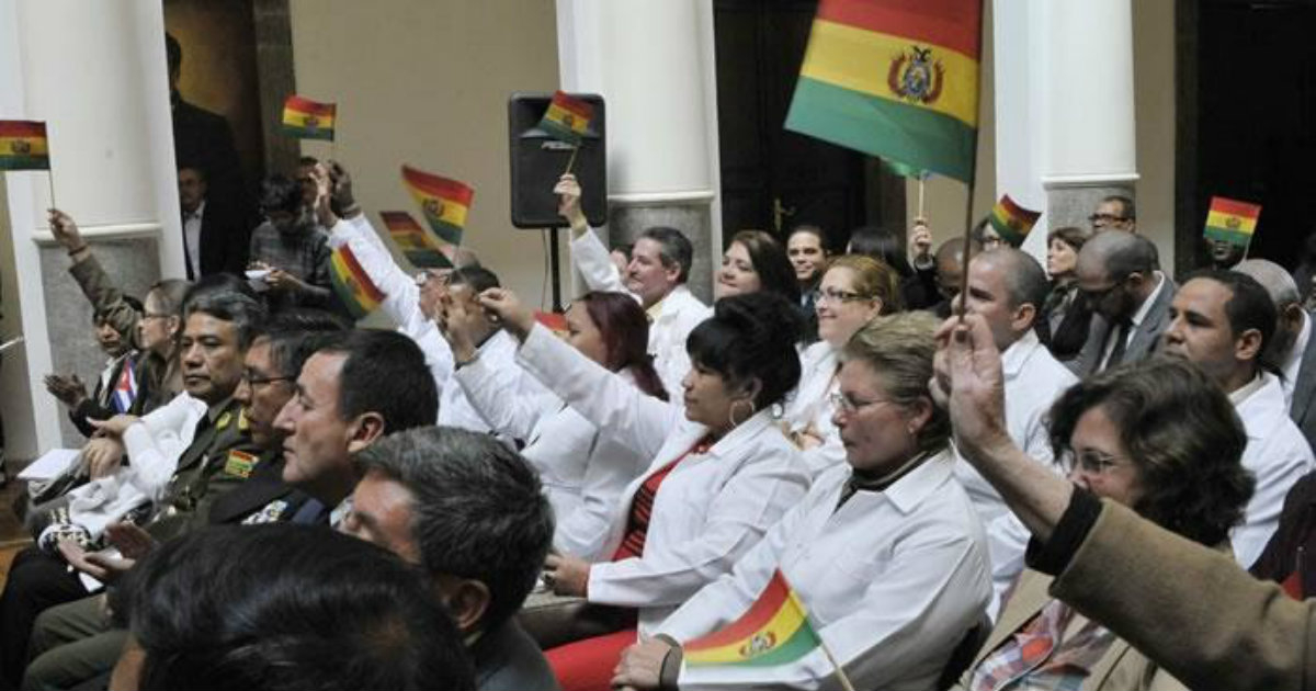 Médicos cubanos a su llegada a Bolivia © Infomed