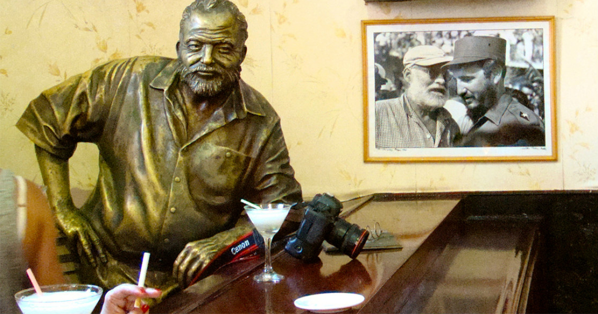 Escultura de Hemingway en el Bar Floridita © CiberCuba