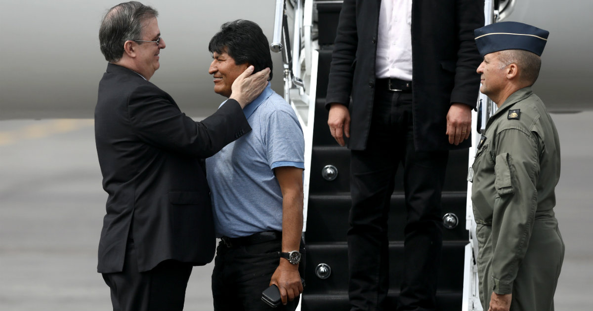El canciller mexicano Marcelo Ebrard se abraza a Evo Morales © Reuters / Edgard Garrido