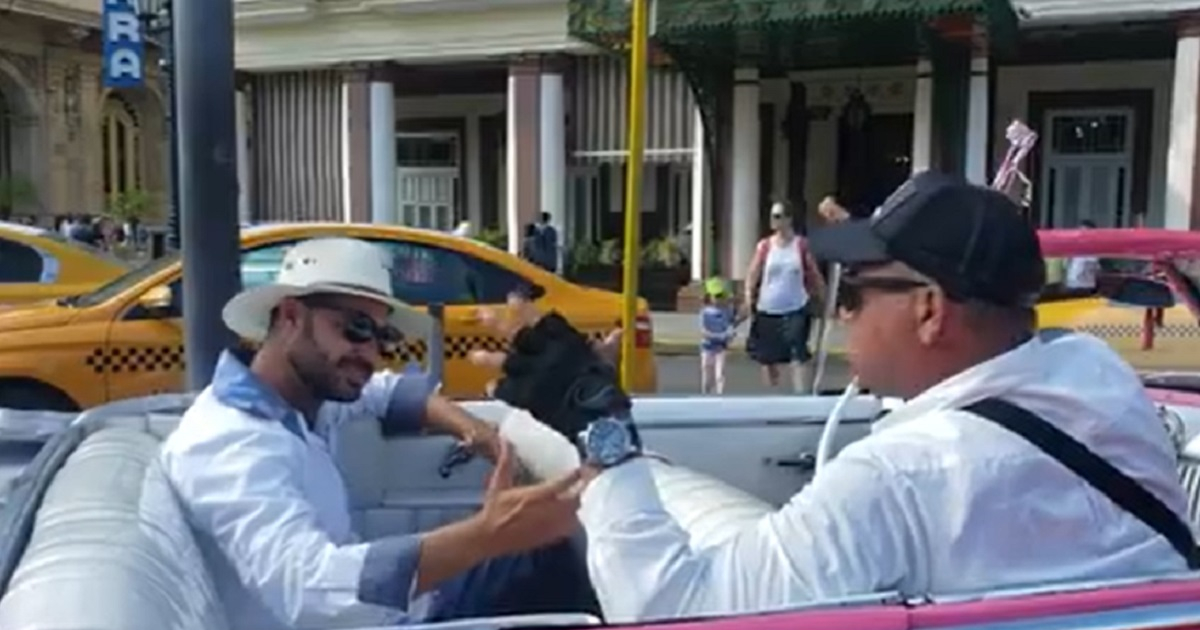 El turista y el cubano conversan © Karla Melian/Facebook