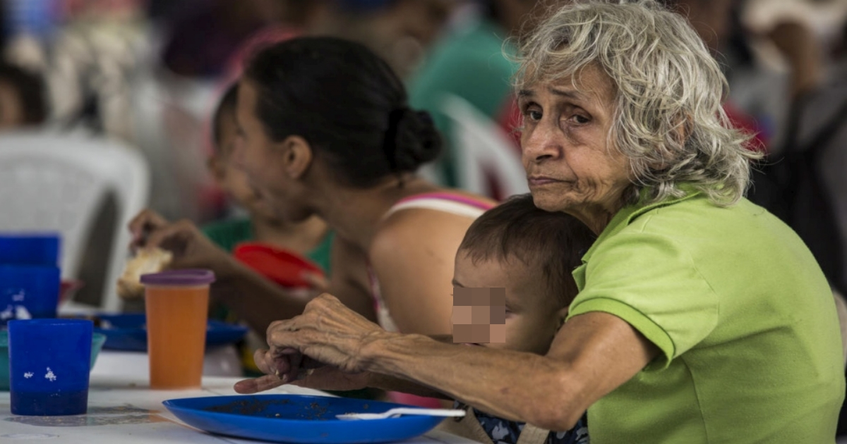 Una abuela venezolana y su nieto comiendo en un comedor comunitario en Cúcuta, Colombia, en abril de 2019. © ACNUR / Vincent Tremeau