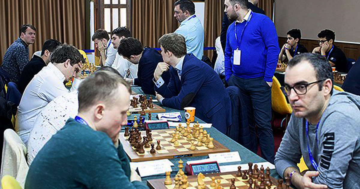 Domínguez (a la derecha en primer plano) durante su partida versus Ponomariov. © European Chess Union/Twitter.