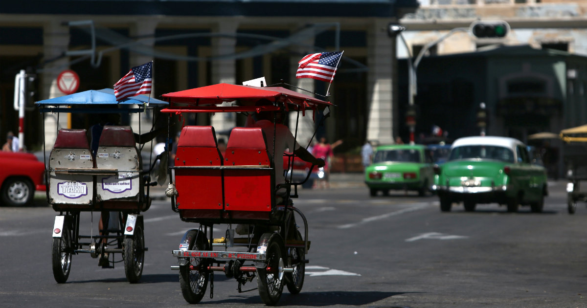 Bicitaxis con banderas de Estados Unidos circulan en La Habana © Reuters / Fernando Medina