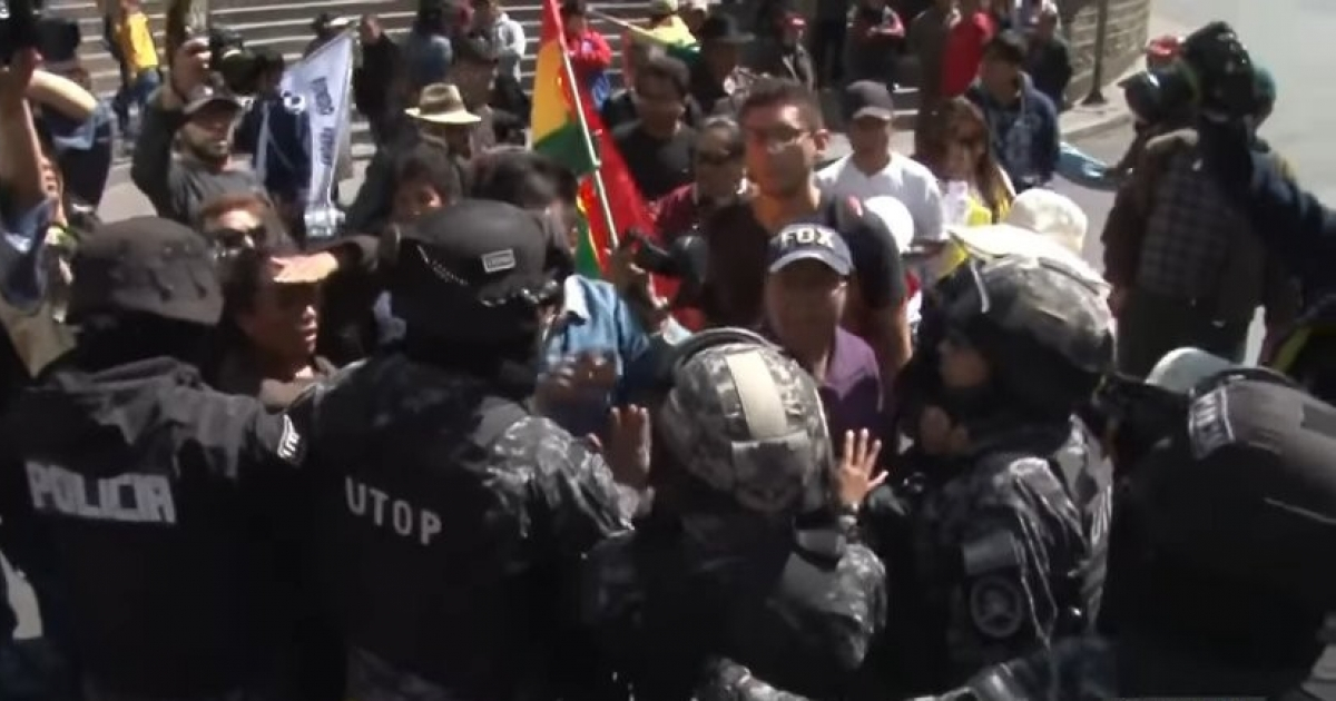 Enfrentamiento de seguidores de Evo Morales y la policía en Bolivia (imagen referencial) © Captura de video en Youtube