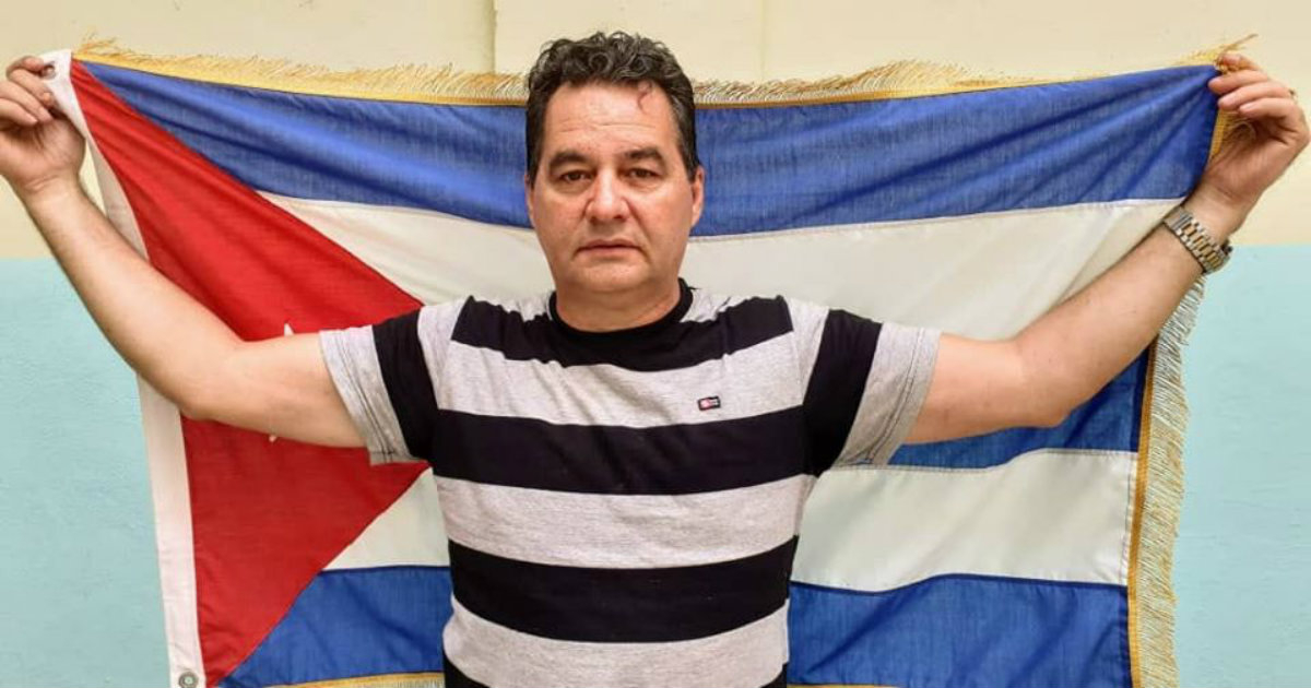 El escritor cubano Ángel Santiesteban sostiene la bandera de la Isla © Facebook / Ángel Santiesteban-Prats