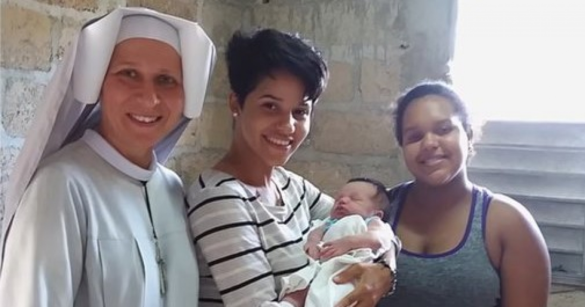 La hermana Filipa Bak, con una madre, su bebé y una colaboradora © Captura de video en youtube