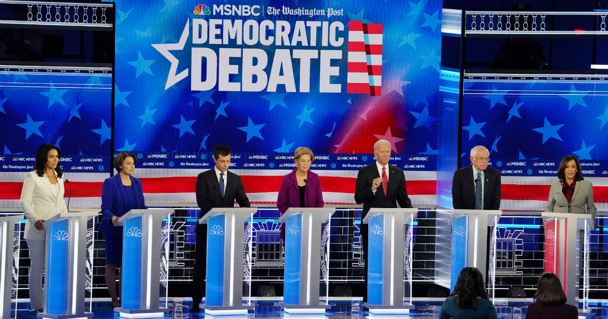 Candidatos demócratas durante el quinto debate © Reuters / Brendan McDermid