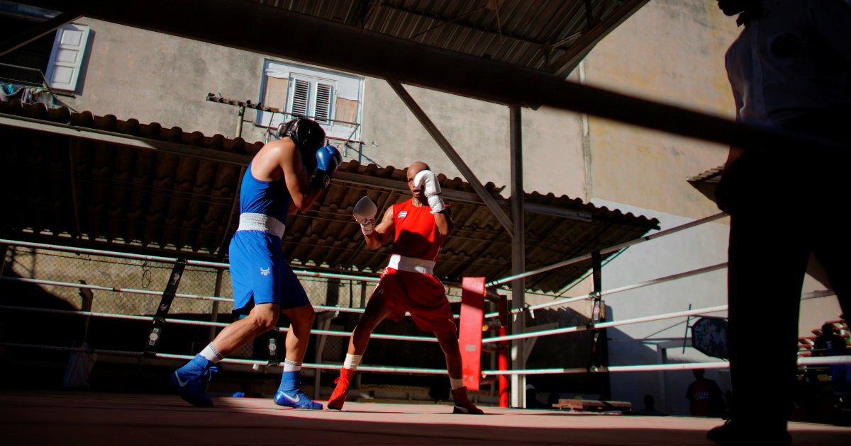 Boxeadores de Cuba y Uzbekistán luchan durante el tope amistoso © Reuters /Alexandre Meneghini