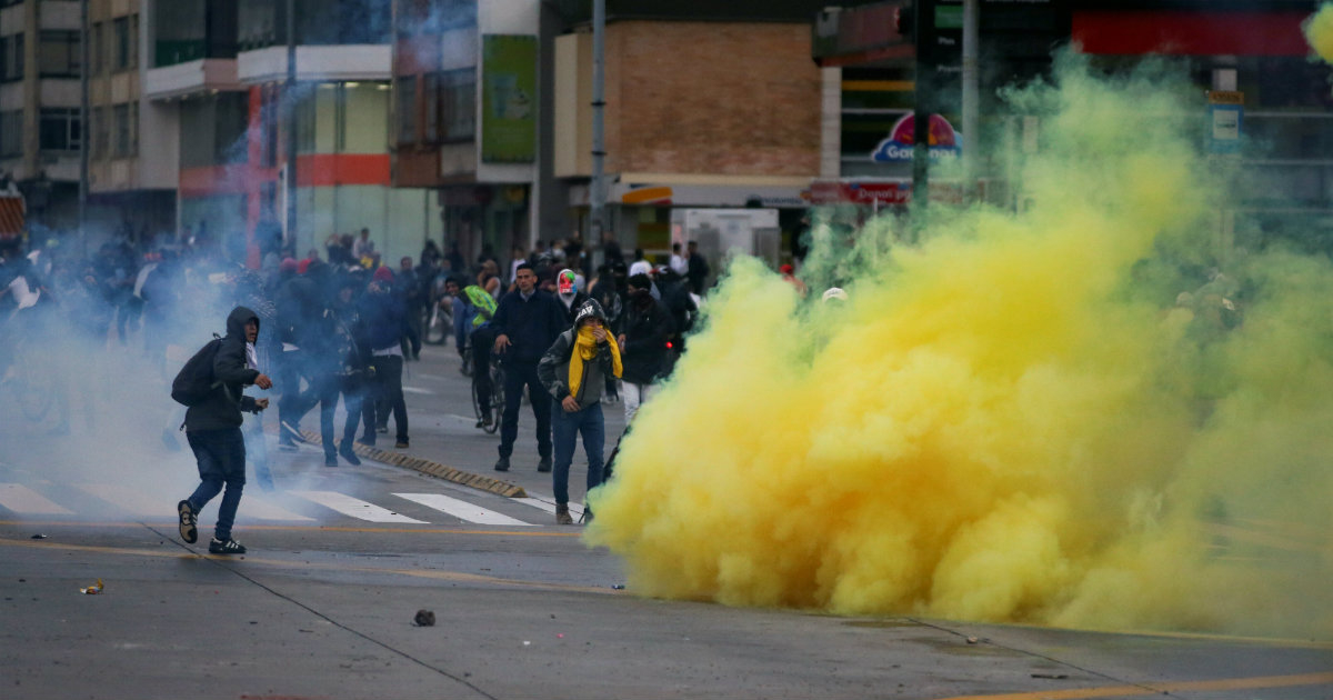 Manifestantes se enfrentan a la policía antidisturbios en Bogotá © Reuters / Luisa González