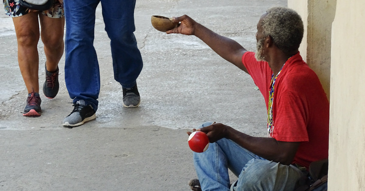 Hombre pidiendo limosnas en Cuba © CiberCuba