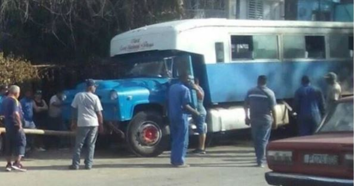 Camión incendiado en el incidente © Facebook / El Correo de Bayamo