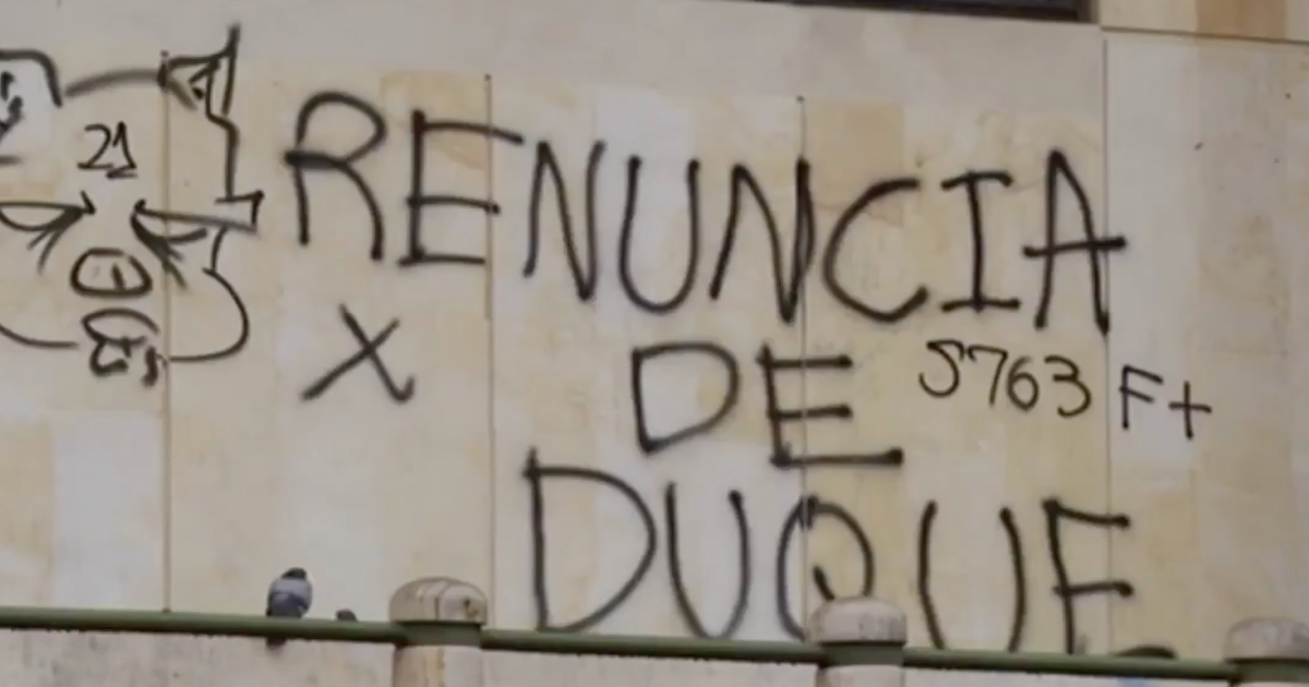 Un grafiti durante las protestas contra Iván Duque en Colombia. © Captura de pantalla de Twitter / DW en español