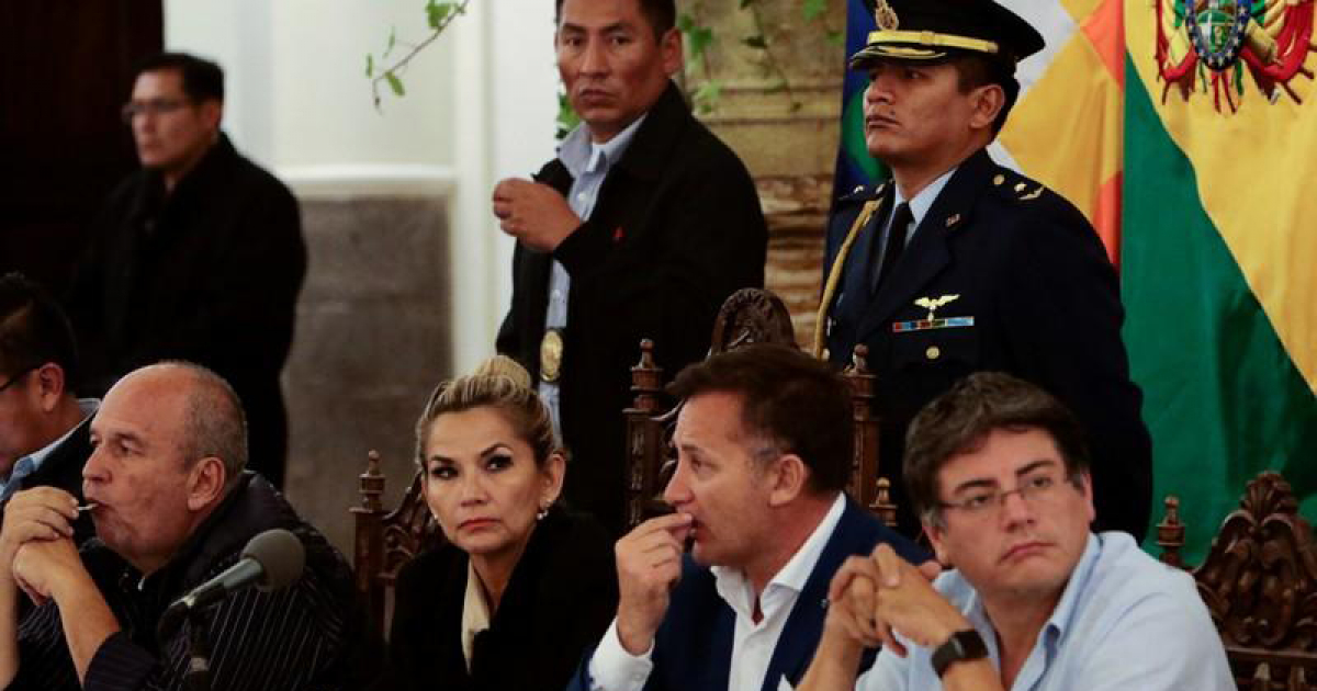 Al centro Jeanine Áñez, presidenta interina de Bolivia © Twitter / @JeanineAnez