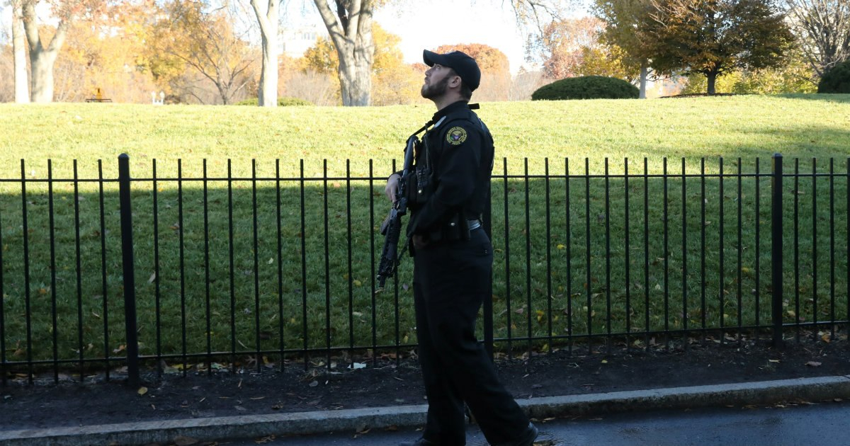 Un agente del Servicio Secreto mira al cielo en los alrededores de la Casa Blanca © REUTERS/Jonathan Ernst