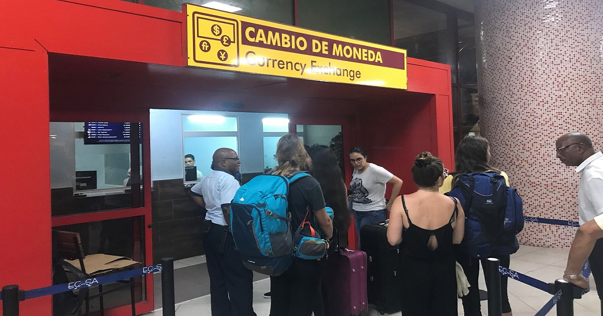 Fila para realizar cambios de moneda en el Aeropuerto Internacional José Martí © CiberCuba