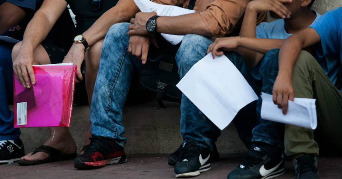 Migrantes esperan para entregar papeles © Comar