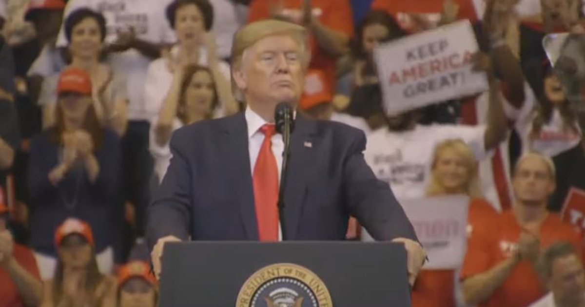 Donald Trump durante el mitin de campaña en Sunrise, Florida. © Captura de video