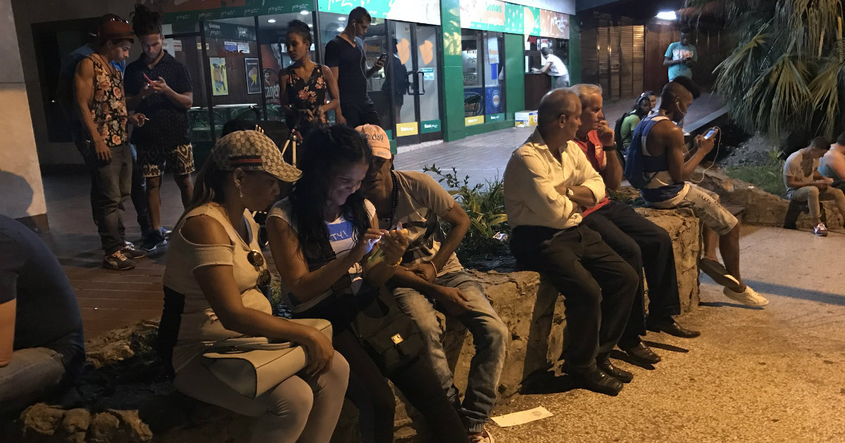 Cubanos conectados en zona wifi en La Habana © CiberCuba