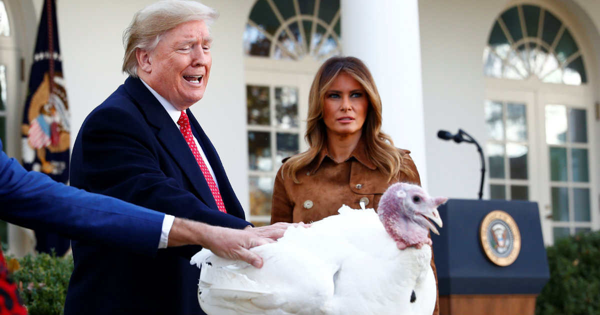 Trump en la Casa Blanca junto a su esposa Melania © REUTERS/Tom Brenner