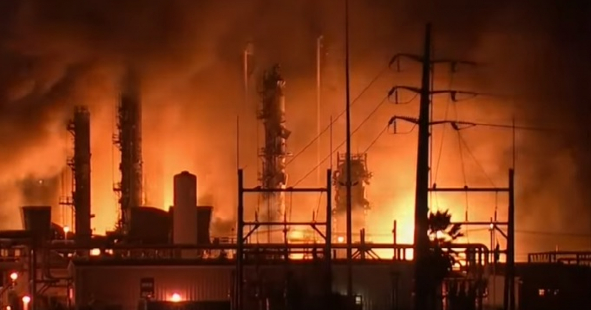 Las llamas envuelven la planta petroquímica de Port Neches © Captura de vídeo / RT en vivo