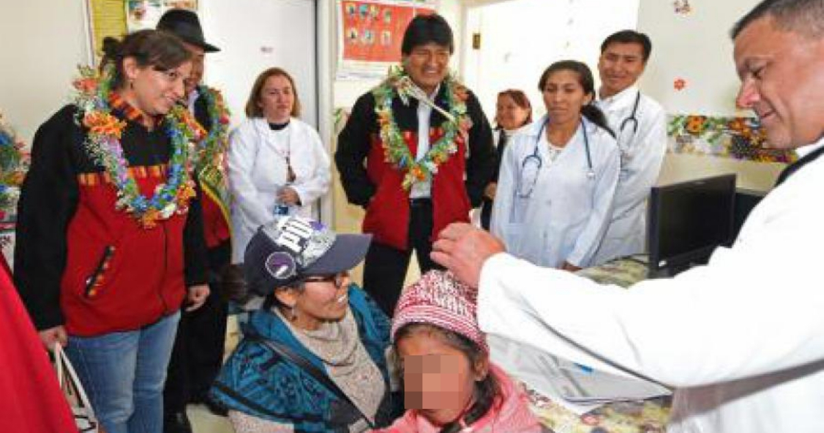 Médicos cubanos en Bolivia junto con el expresidente Evo Morales. (imagen de archivo) © MINREX