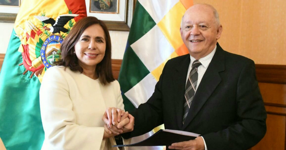 La canciller Karen Longaric junto al embajador Walter Oscar Serrate © Twitter / Cancillería Bolivia