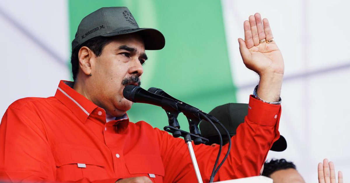 Nicolás Maduro alza su mano en pleno discurso © Twitter / Nicolás Maduro