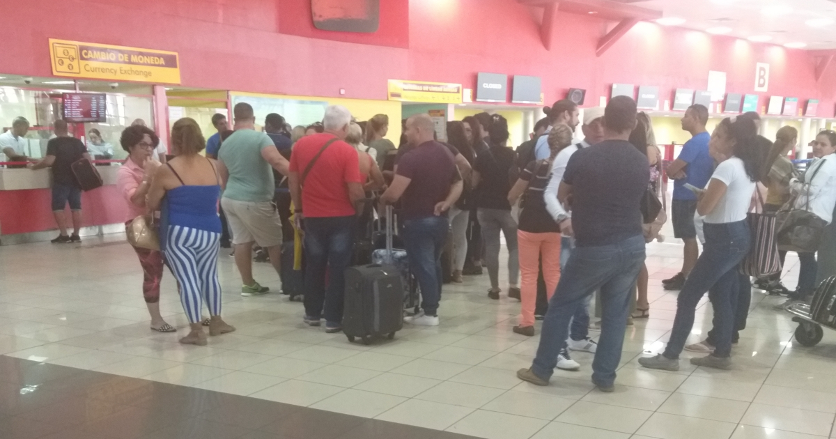 Personas en la cola para cambiar moneda en el Aeropuerto de La Habana. © Cortesía a CiberCuba