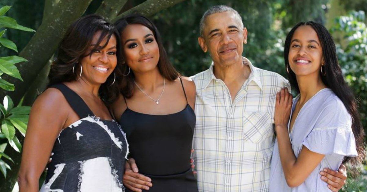 Barack y Michelle Obama posan junto a sus hijas Sasha y Malia © Instagram / Michelle Obama
