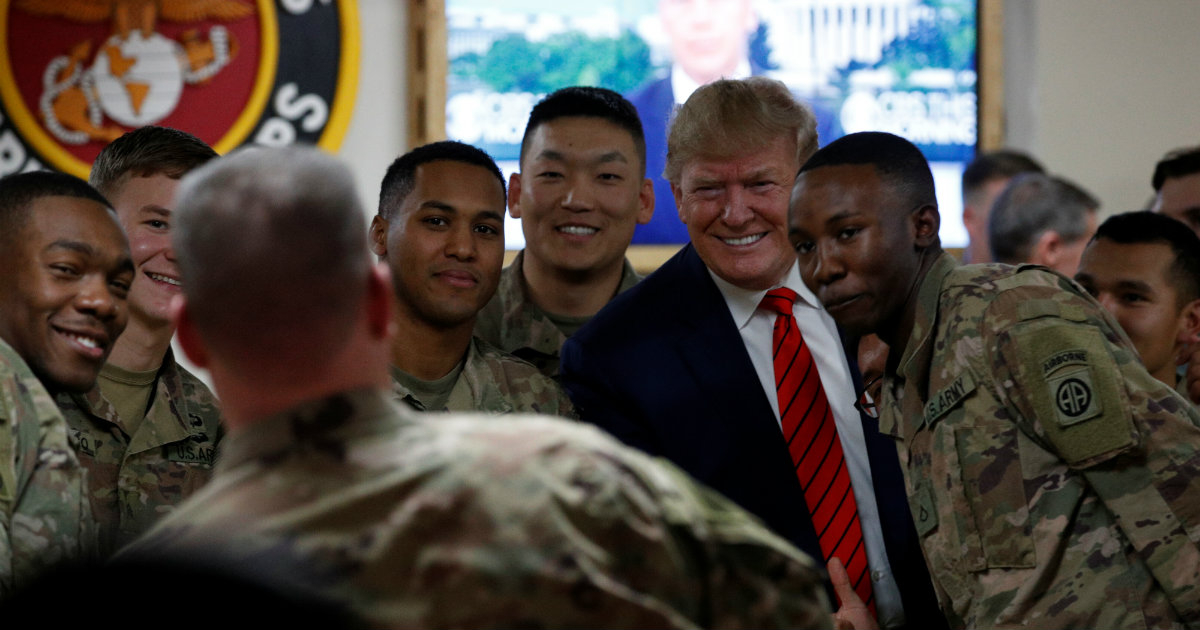 Donald Trump, junto a soldados en Afganistán. © REUTERS / Tom Brenner