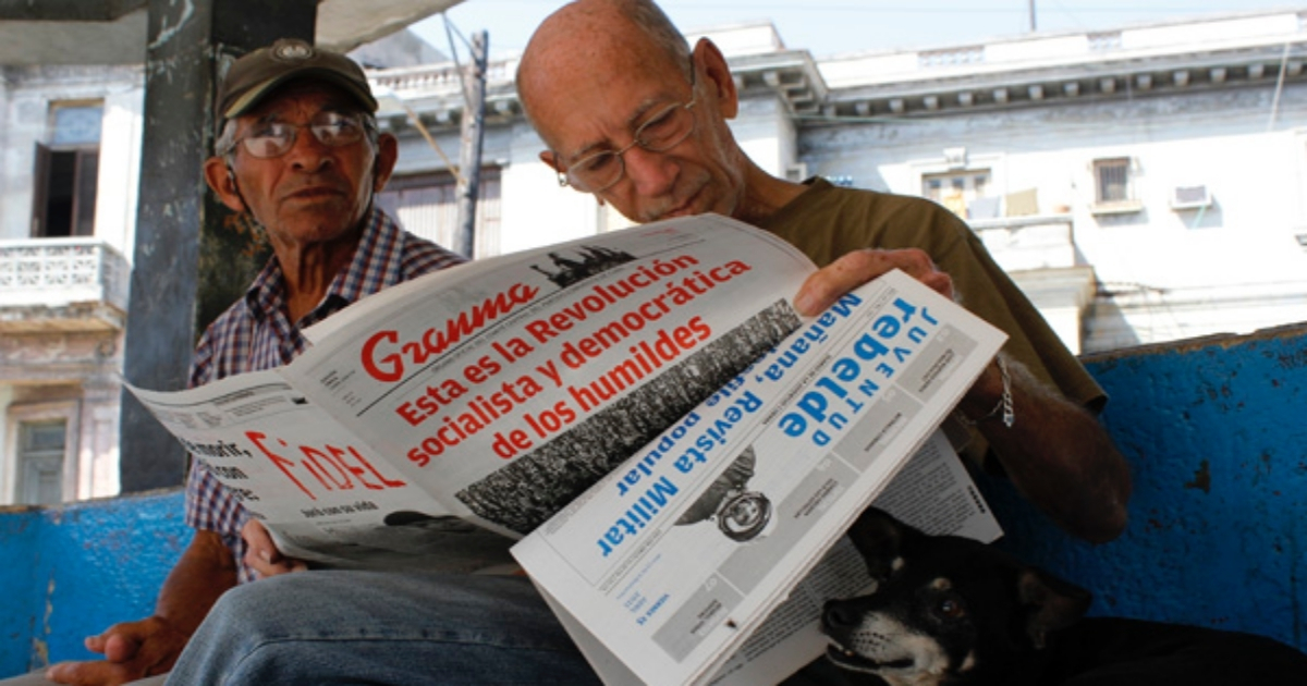 Hombre lee el periódico Granma © Trabajadores