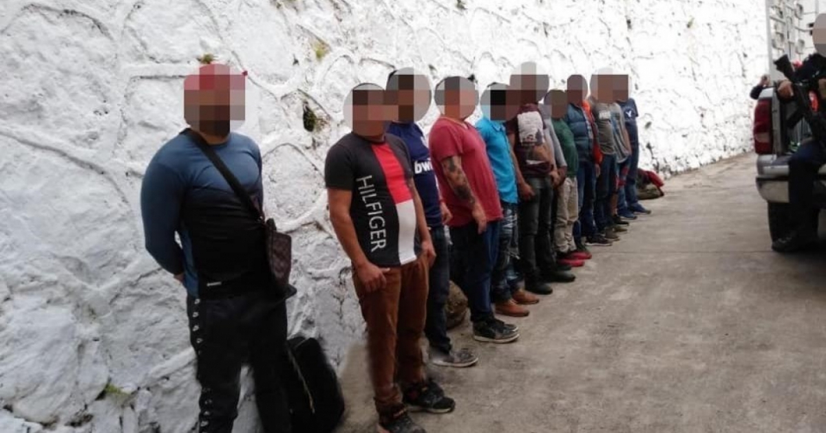 Grupo de extranjeros indocumentados, entre los que se hallaba un cubano. © Secretaría de Seguridad Pública del Estado de Veracruz/ Facebook 