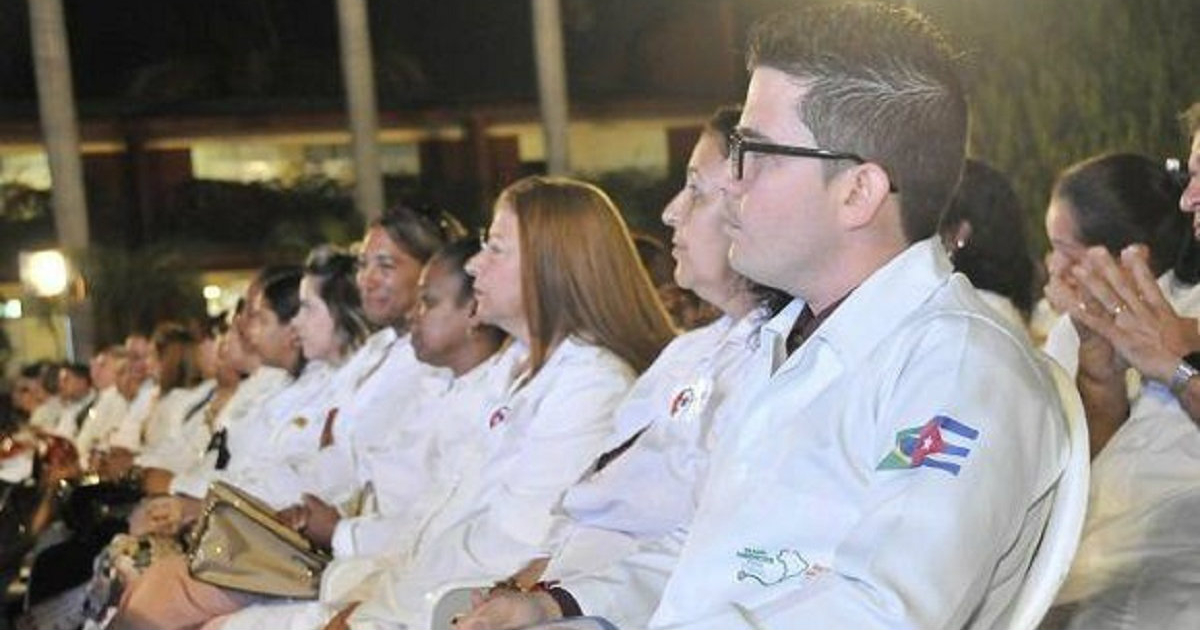 Médicos cubanos © Granma