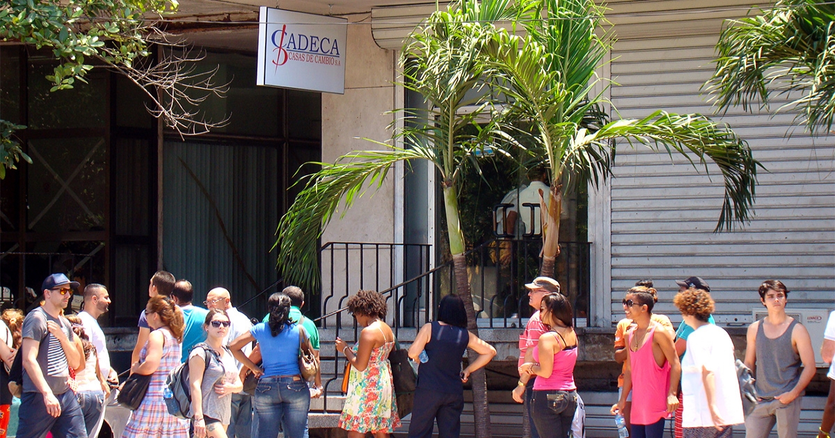 Cubanos en una CADECA de La Habana. (imagen de referencia) © CiberCuba